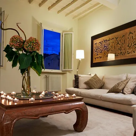 Ponte Vecchio Flat Overlooking Piazza Della Passera *