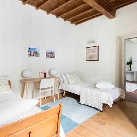 Ponte Vecchio Flat Overlooking Piazza Della Passera